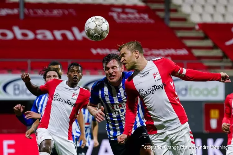 De Leeuw schiet FC Emmen langs Eindhoven in bekertoernooi