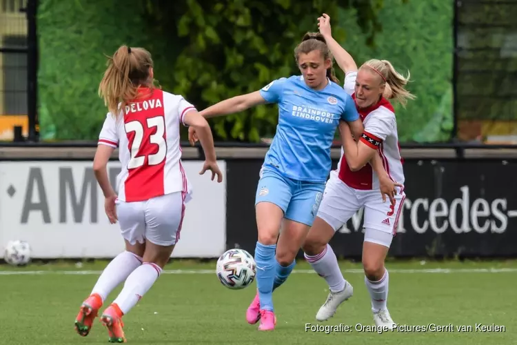 Ajax klopt PSV, helpt FC Twente aan titel, en houdt zicht op Champions League