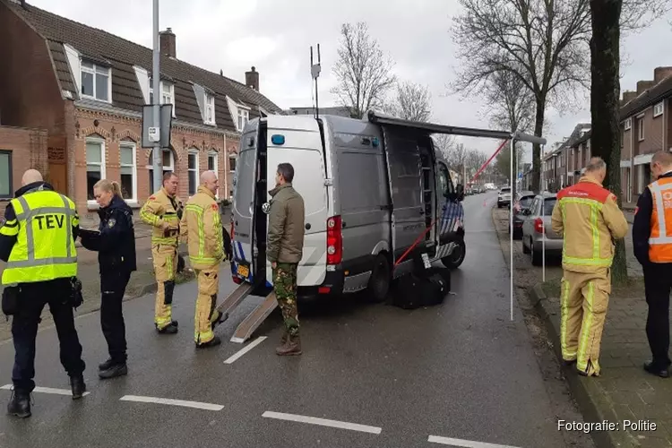 Politie onderzoekt kogelgaten en explosief bij café in Eindhoven