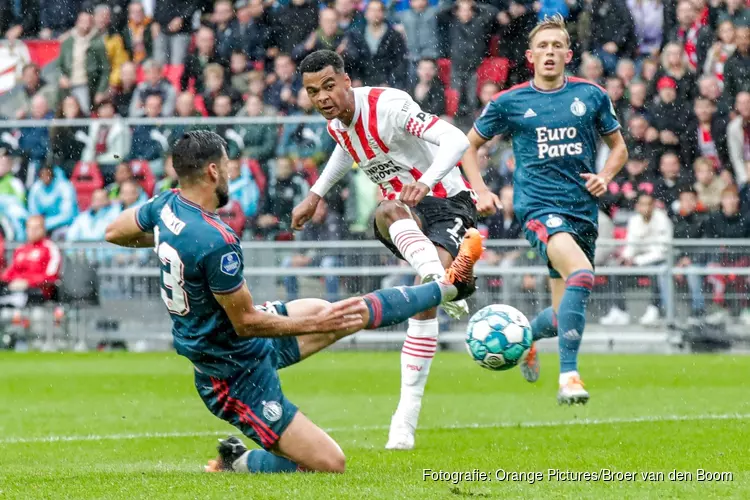 PSV klopt Feyenoord in enerverende en doelpuntrijke topper