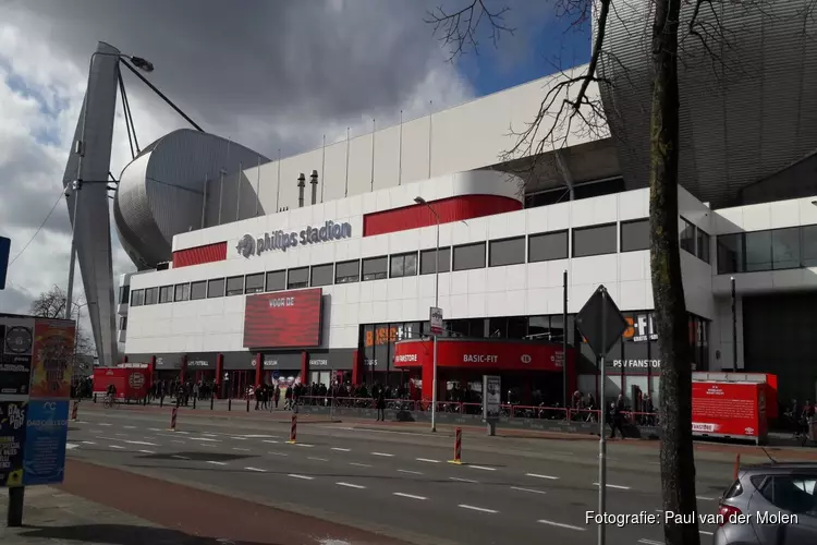 PSV krijgt boete en gedeelte tribunesluiting vanwege veldbestormer