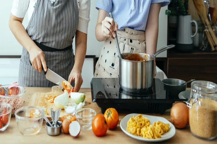 Onderzoek naar eetgedrag: nieuwe week begint gezond en eindigt met pizza of frituur