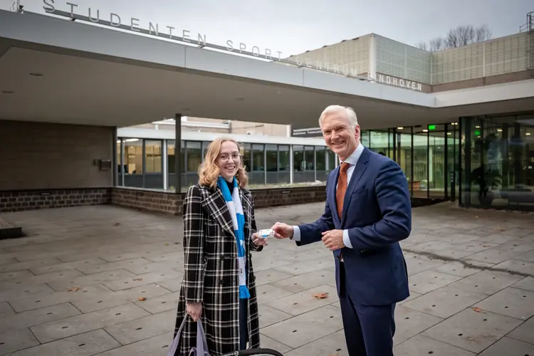 Eerste sportkaart voor mbo-studenten in Eindhoven overhandigd door wethouder